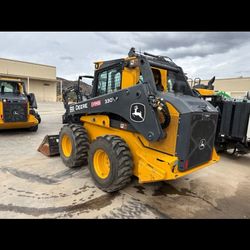 John Deere 330P Skid steer - Enclosed Cab 