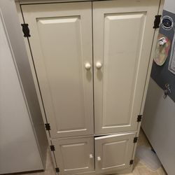 Kitchen Cabinets/Pantry 