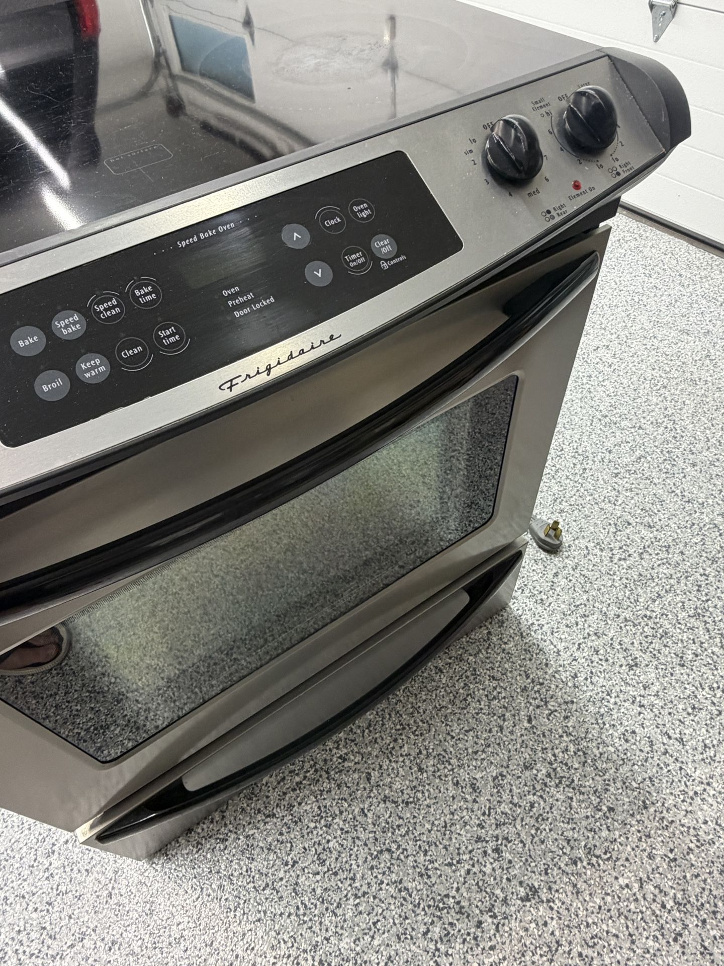 Frigidaire Electric Range / Oven 30”