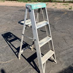 4 Ft ladder With Tray