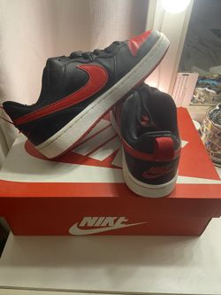 Black/red Nike Sneakers