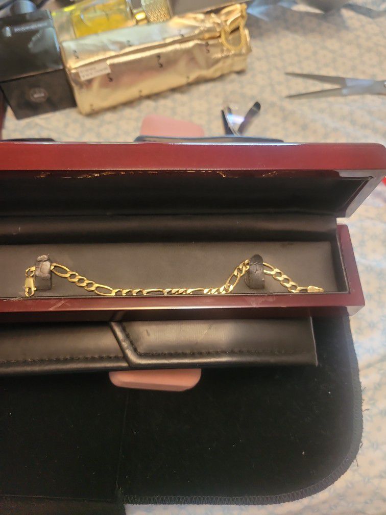 14kt Gold Figaro Bracelet 