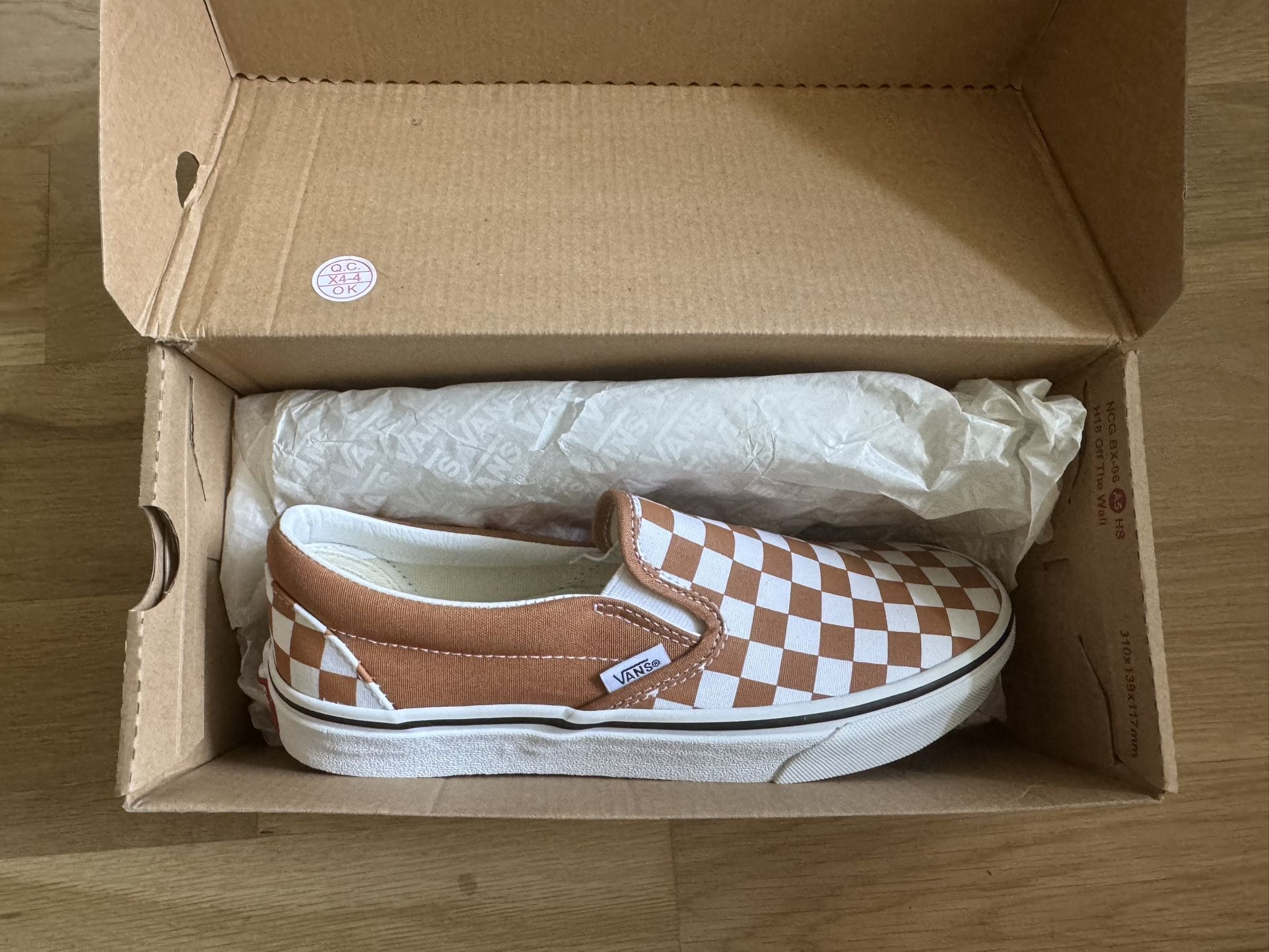 New in box- Men’s/Women Classic Slip-on Checkerboard Vans Shoes Size 8.5