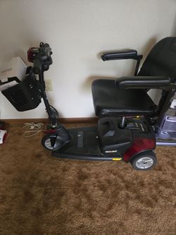 Three wheel mobility scooter