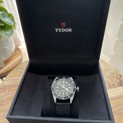 Tudor Geneve Chronometer Black Bay 58 39MM blue Dial with Leather Bracelet.