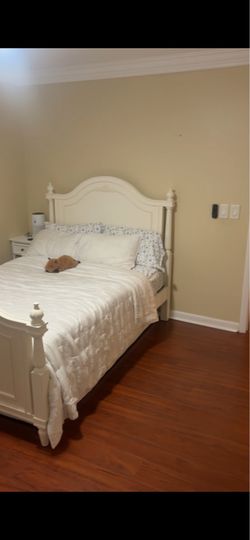 Beautiful off white full size bed with  very good barely used mattress .