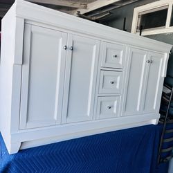 This vanity comes with  countertop tick also this vanity get one forklift hit on the right side and the countertop need polishing  thats why we sellin