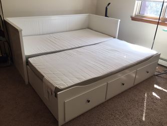 Daybed With 3 drawers/2 Mattresses