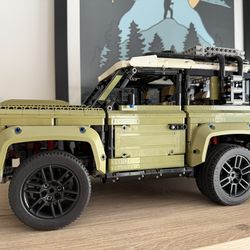 LEGO Land Rover Defender 42110 Techinc Set (Assembled)