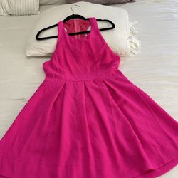 Vestido 👗 Lulus Size Large , Color Rosa Mexicano , Con Un Lindo Escote En La Espalda . Buenas Condiciones ..
