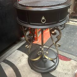 Beautiful Vintage round end table