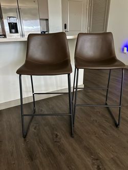 2 brown leather barstools 100$ for counter height new