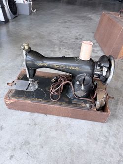 De Luxe Vintage Sewing Machine