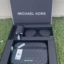Michael Kors 3-In-1 Logo Travel Gift Set, New in Gift Box/Nuevo en Caja de Regalo