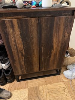 Shoe cabinet