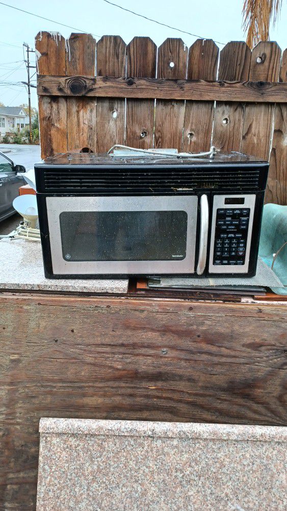 FREE!! Microwave Oven ~ General Electric - 1 Each Large Size Unit