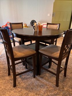 Round dining table