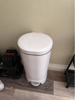 Diaper trash can