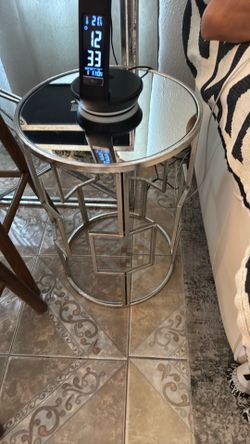 modern mirrored/glass accent end table or side tabl