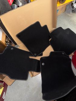Genuine Mercedes-Benz OEM Carpet Floor Mats – Complete Set – Like New