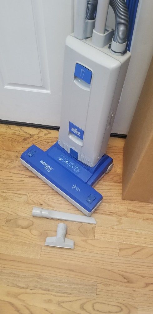 NEW cond Windsor COMMERCIAL VACUUM WITH COMPLETE ATTACHMENTS , AMAZING POWER SUCTION , WORKS EXCELLENT , IN THE BOX