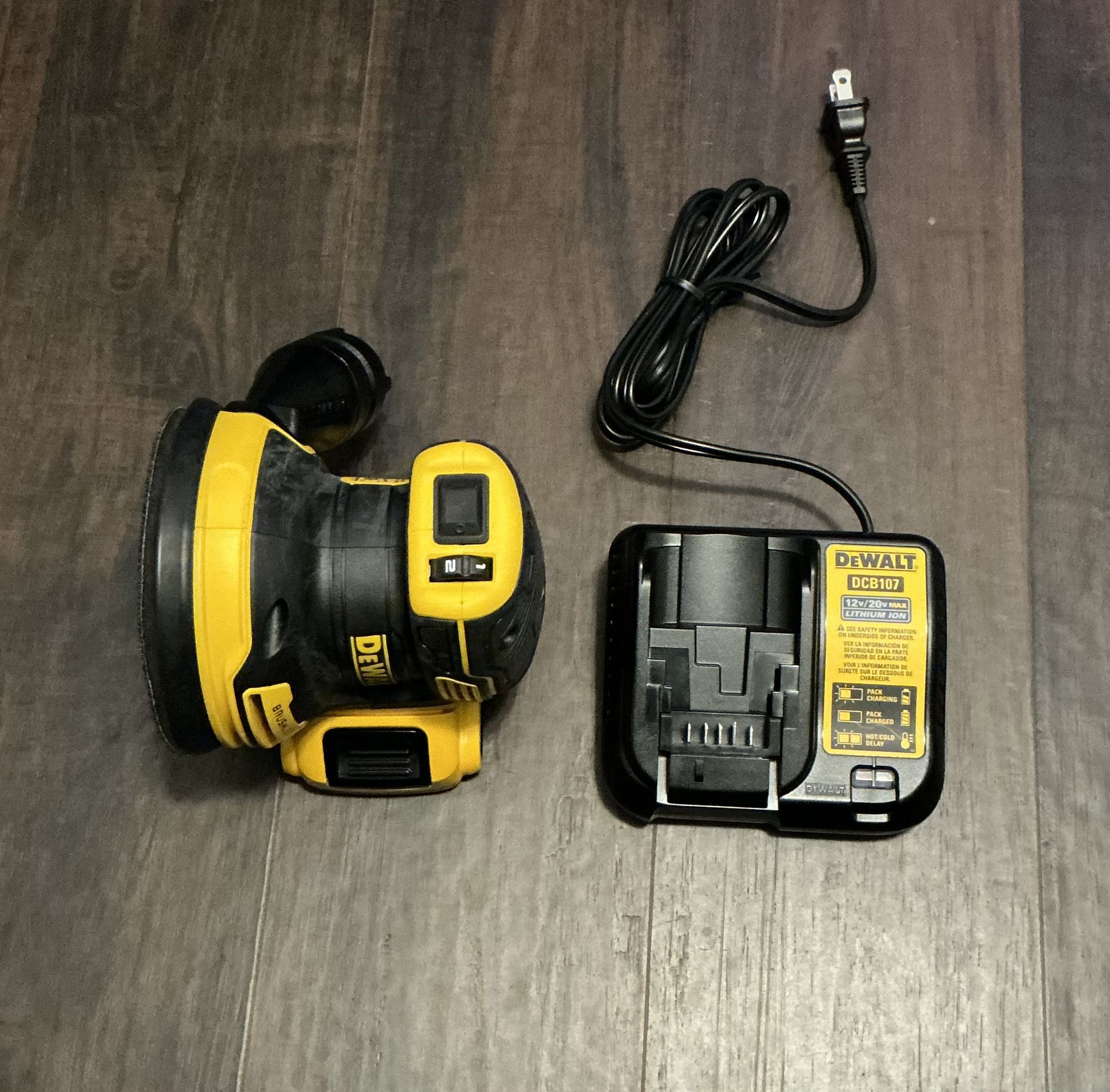 DEWALT 20V MAX XR Cordless Brushless 5 in. Random Orbital Sander with 20V 2.0Ah Compact Lithium-lon Battery Pack And Charger