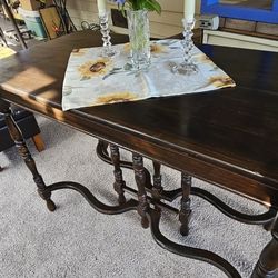 BEAUTIFUL OLD WORLD WOOD TABLE W/3 LEAVES 