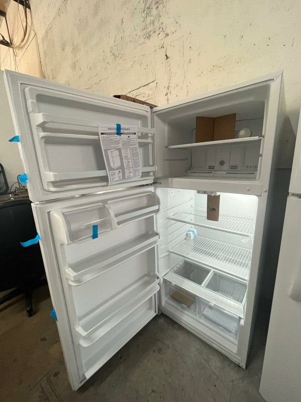 Refrigerator Whirpool 2022 Great Condition 28 Inch Wide