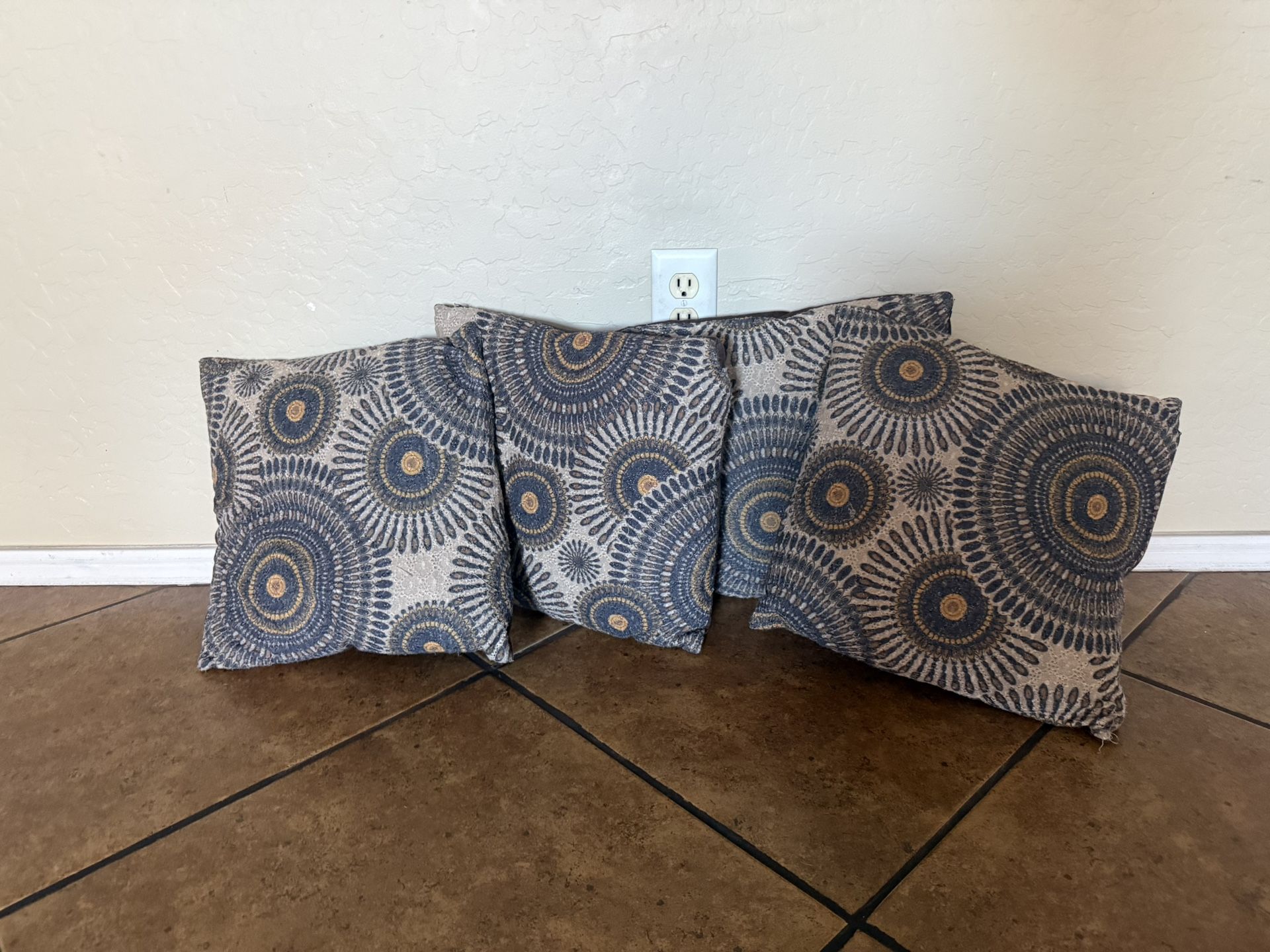 Set of 4 decorative pillows $20