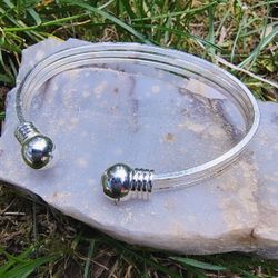 Bracelet with magnets