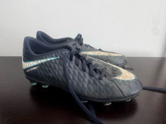 Nike soccer cleats size 3.5 Y In good used condition