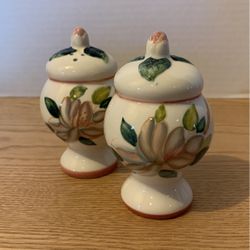 Vintage peach magnolia salt and pepper shakers  A20
