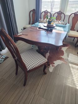 Dining Table w/6 Chairs and Two Leafs