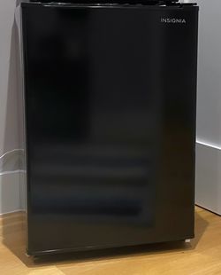 INSIGNIA™ - 2.6 Cu. Ft. Mini Fridge Black | Model: NS-CF26BK9