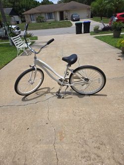 SIMPLE , CRuISERS BY GiANT  WOMANS  BIKE, NEW CONDITIONS,  FOR ONLY $75.