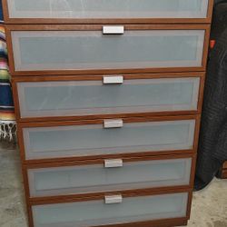 Nice chest dresser with big 6 drawers in good condition, all drawers working well.
L31.5"*W19"*H49"