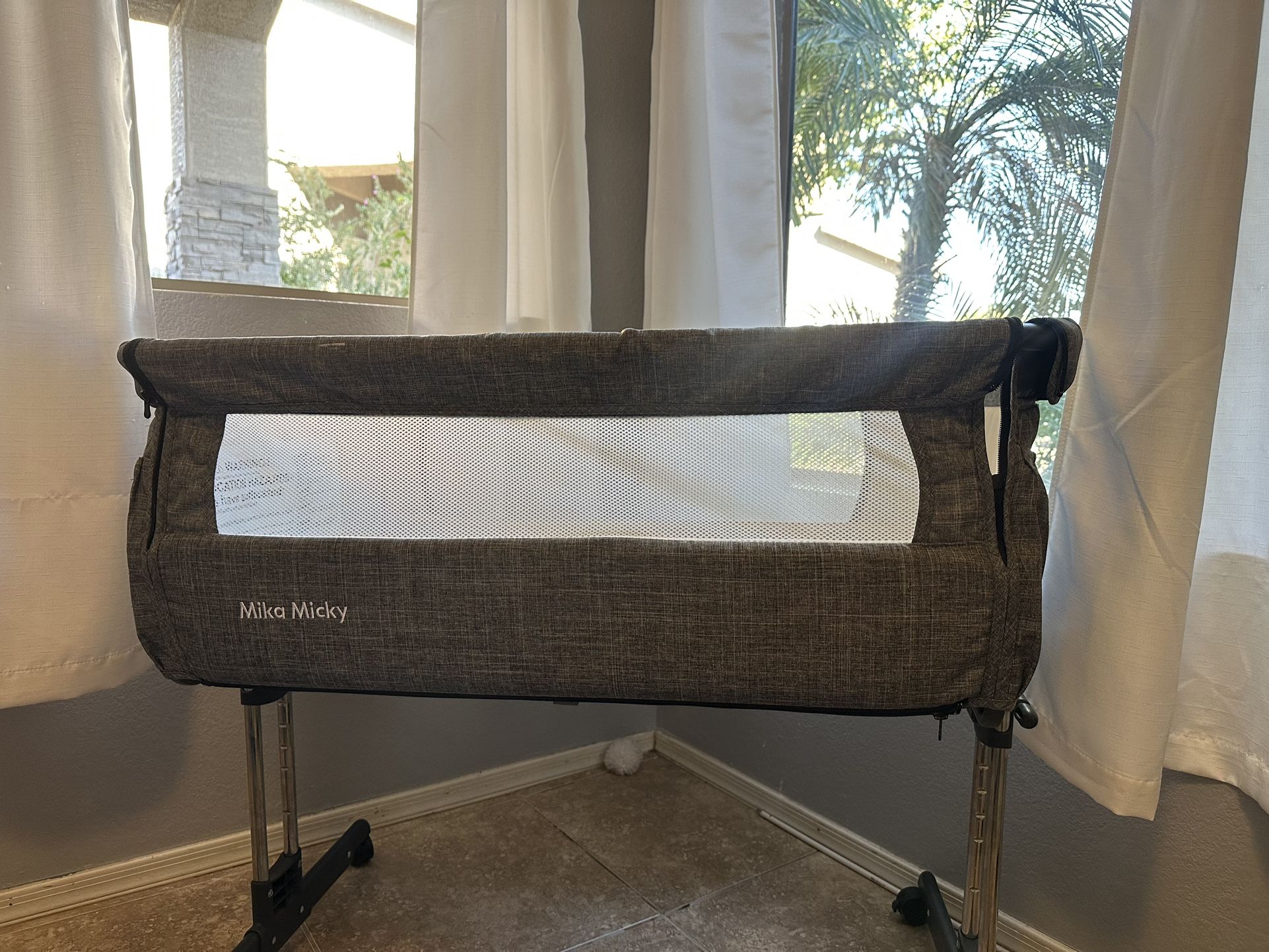 ✨ Mika Micky Bedside Sleeper Bassinet – Excellent Condition