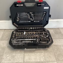 Husky 194pc Mechanics Tool Set With Case 