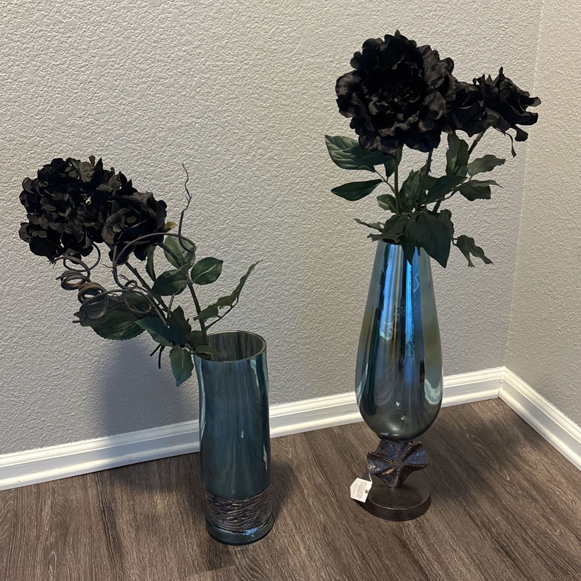 2 Vases With Flowers
