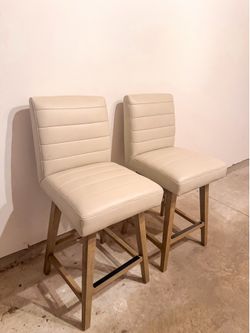 Set of 2 modern bar stools in great condition.