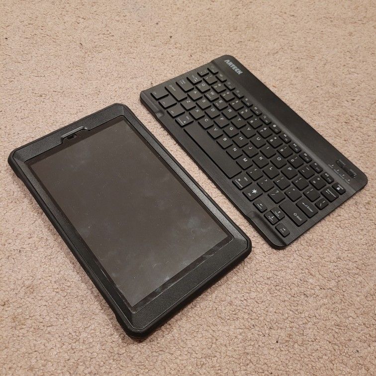 Amazon Kindle Fire 8 7th Gen w/ Case and Wireless Keyboard