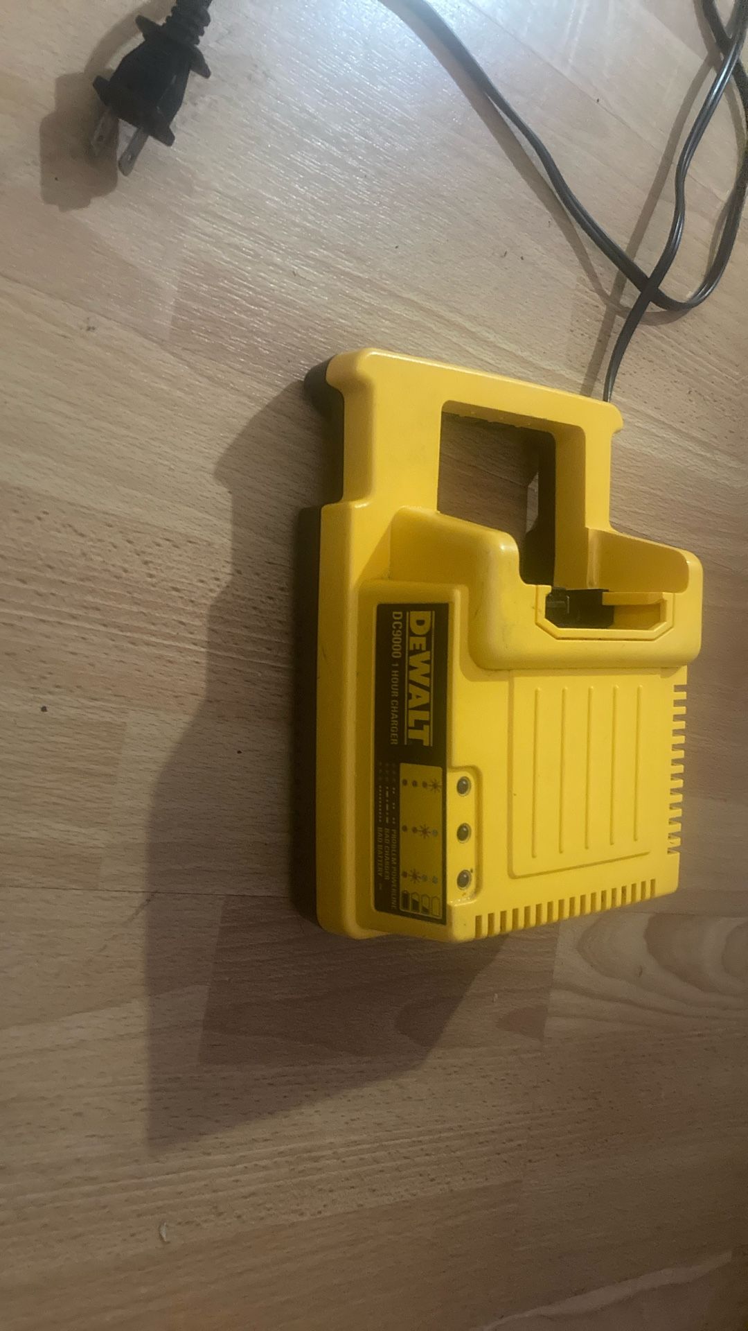 DC9000. 28V- 36V CHARGER. 1HOUR CHARGER DEWALT