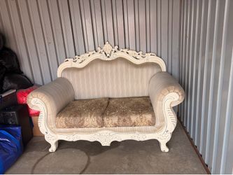 3 set living room chairs, very beautiful vintags, good condition, comes with complimentary pillows