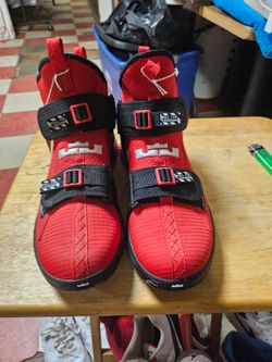Sneakers size 9