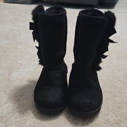 Black Fur Trimmed Boots With Bows