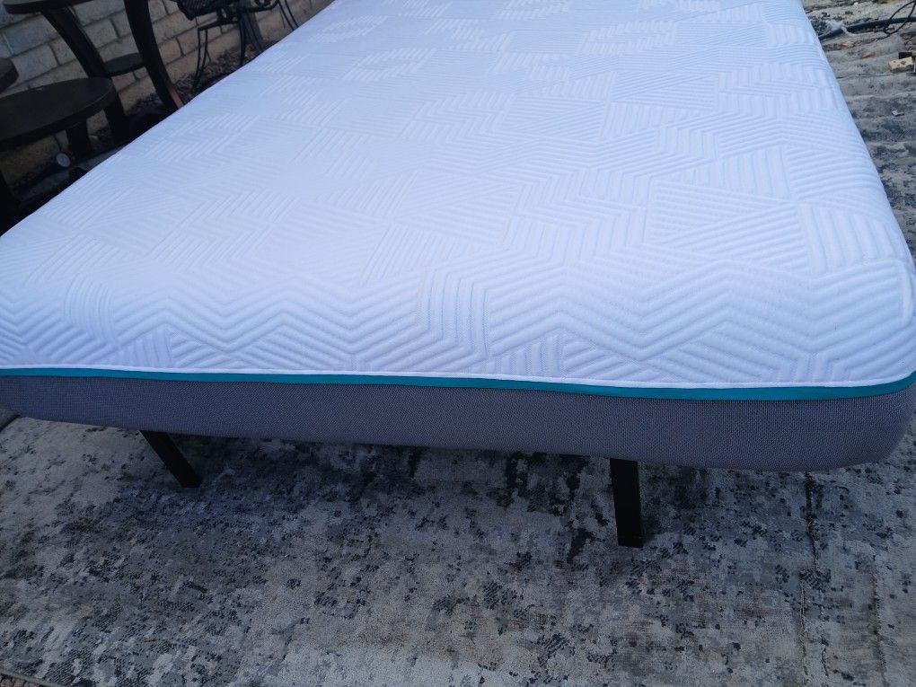 Queen Mattress Memory Foam Good Condition