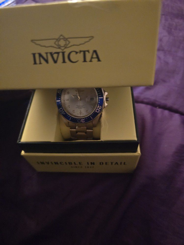 Invicta Mens Pro Diver Gold Dail 18k Gold Ion-Plated Stainless Steel Watch, Model:14124, Lug Width:20mm, Case Size:40mm, Bezel Color:Blue, 