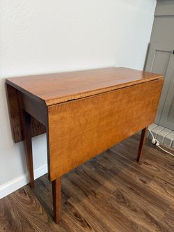Antique American Federal Tiger Maple Drop-Leaf Table, Mid-19th Century
