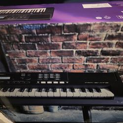 Yamaha PSR E473 Keyboard Like New
