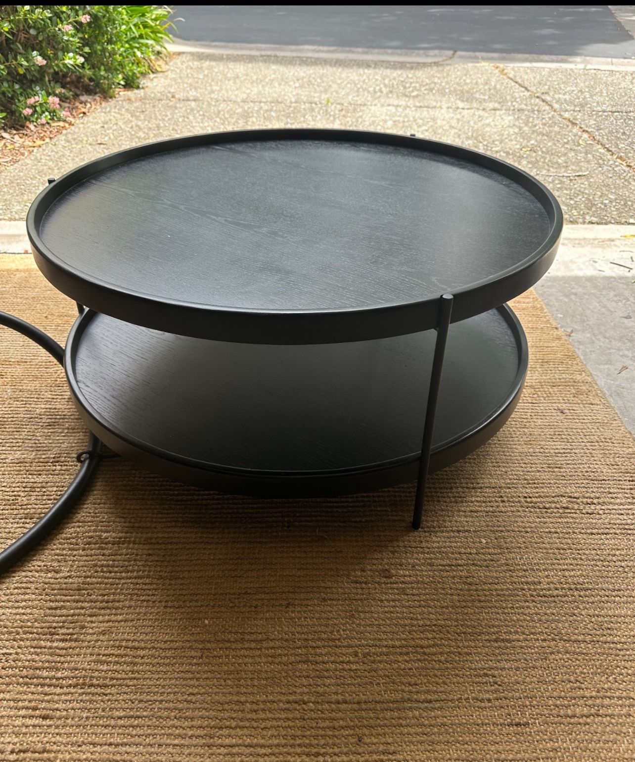 32’’ EQ3 Black Round Table